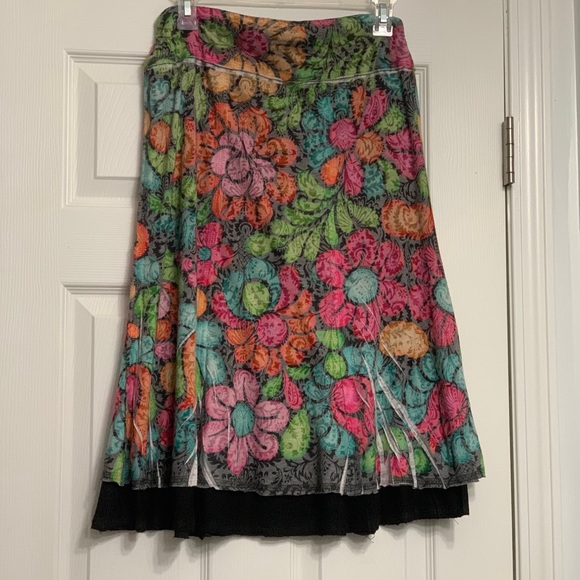 Dresses & Skirts - Beautiful bright floral midi skirt.